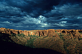 Schwarze Gewitterwolke über Kings Kanyon, Watarrka Nationalpark, Northern Territory, Australien