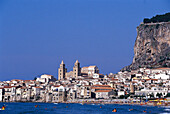 Menschen baden im Meer vor der Stadt Cefalu, Sizilien, Italien, Europa