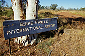 Sign Burke and Wills International Airport, Australien, sign near historical but fatal route that two explorers took nearby, Burke and Wills