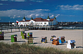 Strandkörbe am Strand mit Seebrücke, Ahlbeck, Usedom, Mecklenburg-Vorpommern, Deutschland