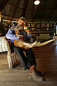 Mick Morrison, fütter ein kleines Känguru, Mad Mick's Farm, Barcaldine, Maltilda Highway, Queensland, Australien