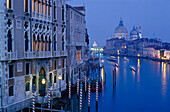 Der Canale Grande und die Kirche Santa Maria della Salute am Abend, Venedig, Italien, Europa