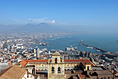 View over Napoli from Certosa di San Martino, Neapel, Panorama, von Castel Sant`Elmo mit Certosa di San Martino in Vordergrund