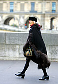 Dame in schwarzer Kleidung, St. Germain, Paris, Frankreich