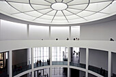 Menschen in der Rotunde der Pinakothek der Moderne, München, Bayern, Deutschland, Europa