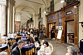 Menschen vor dem Café Gallery, Via Po, Turin, Piemont, Italien, Europa