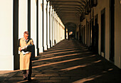 Mann liest im Gehen die Zeitung Via Po, Turin, Piemont, Italien, Europa