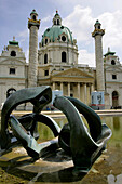 Karlskirche mit Skulptur, Wien, Österreich