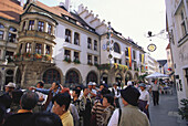 Japanische Touristen vor dem Hofbräuhaus, München, Bayern, Deutschland, Europa