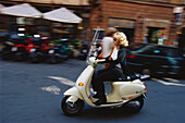 Frau auf Motorroller, Rom Italien
