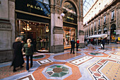 People at shopping arcade Galleria Vittorio Emmanuelle II, Milano, Lombardia, Italy, Europe