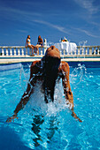 Junge Frau im Pool, Hotel La Bastide, Bei Theoule, Cannes, Cote d´Azur Frankreich