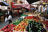 Menschen auf dem Markt, Syrakus, Sizilien, Italien, Europa