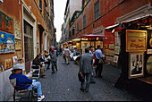 Menschen betrachten Bilder in einer Gasse, Via Margutta, Rom, Latium, Italien, Europa
