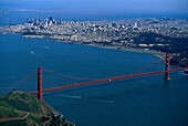 Luftaufnahme der Golden Gate Bridge mit Blick auf San Francisco, Kalifornien, USA, Amerika