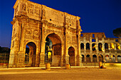 Konstantinsbogen und Kolosseum bei Nacht, Rom, Italien, Europa