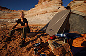 Frau beim Zelten, Lake Powell, Arizona, Utah, USA