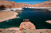 Menschen stehen auf einem Fels und schauen auf den Lake Powell, Arizona, USA