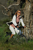 Frau beim Fahrradfahren in Andalusien, Spanien