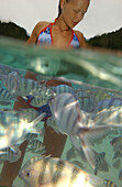 Frau im Meer, umgeben von Fisch, Unterwasser, Kho Tao, Thailand