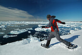 Mann beim Schneeschuhwandern, Schneeschuhe, Ilulissat, Greenland
