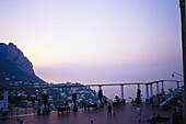 Menschen auf einer Terrasse bei Sonnenuntergang, Capri Stadt, Capri, Italien, Europa