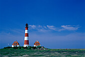 Leuchtturm Westerheversand und Häuser im Sonnenlicht, Westerhever, Halbinsel Eiderstedt, Schleswig-Holstein, Deutschland, Europa