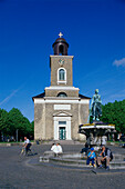 Menschen vor der Marienkirche im Sonnenlicht, Husum, Nordfriesland, Schleswig-Holstein, Deutschland, Europa