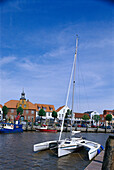 Häuser und Hafen unter Wolkenhimmel, Tönning, Halbinsel Eiderstedt, Schleswig-Holstein, Deutschland, Europa