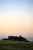 Menschen auf dem Feldberg im Taunus Gebirge bei Sonnenuntergang, Hessen, Deutschland, Europa