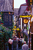 People at narrow alley Drosselgasse in the evening, Ruedesheim, Rheingau, Hesse, Germany, Europe