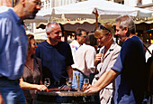 Menschen mit Weingläsern in der Stadt, Wiesbaden, Hessen, Deutschland, Europa