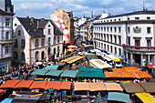 Blick auf Marktstände auf dem Marktplatz, Wiesbaden, Hessen, Deutschland, Europa