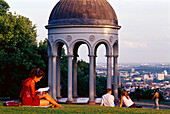 Menschen am Nerobergtempel, Neroberg, Wiesbaden, Hessen, Deutschland, Europa