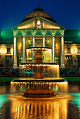 Brunnen und beleuchtetes Kurhaus bei Nacht, Wiesbaden, Deutschland, Europa