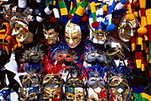 Masken an einem Verkaufsstand im Sonnenlicht, Venedig, Italien, Europa