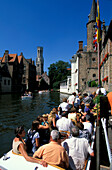 Rosenhoedkai, Menschen in einem Boot in einer Gracht, Brügge, Flandern, Belgien, Europa