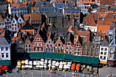 Blick von oben auf Strassencafes am Marktplatz, Brügge, Flandern, Belgien, Europa