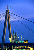 Severinsbrücke und Kölner Dom am Abend, Köln, Nordrhein-Westfalen, Deutschland, Europa