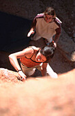 Frau beim Bouldern, Tafraoute Marokko