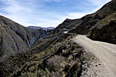 Bergstrasse mit Berglandschaft, Colquechaca, Bolivien