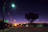 Hauptstraße Elderslie am Abend, Winton, Maltilda Highway, Queensland, Australien