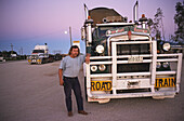 Roadtrain and driver Kynuna Roadhouse, Australien, Australia, Queensland, Matilda Highway, Truckdriver and truck, at Kynuna Roadhouse, Sattelschlepper und Fahrer