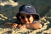 Child playing in sand, Heron Island, Australien, Queensland, Barrier Reef, Kind im Sand
