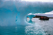 Touristen in einem Zodiac, Pond Inlet, Baffin Insel, Nunavut, Kanadisch-Arktischen Archipels, NWT, Kanada