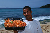 Krabbenverkaeufer am Strand, Dominikanische Republik Karibik