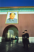 Soldaten am Tor des Himmlischen Friedens, Platz des Himmlischen Friedens, Verbotene Stadt, Peking, China