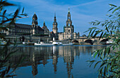 Landtag, Schloss, Hofkirche, Augustusbruecke, Raddampfer Dresden, Sachsen, Deutschland