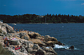 Strand, Rovinj, mit Blick auf Insel Sveta Katarina Istrien, Kroatien
