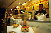 Meat pie, Australian dish, Australien, NSW, Imbisswagen, Fleischtasche, National-Gericht. Harry's Cafe de Wheels, fastfood on Sydney Harbour
